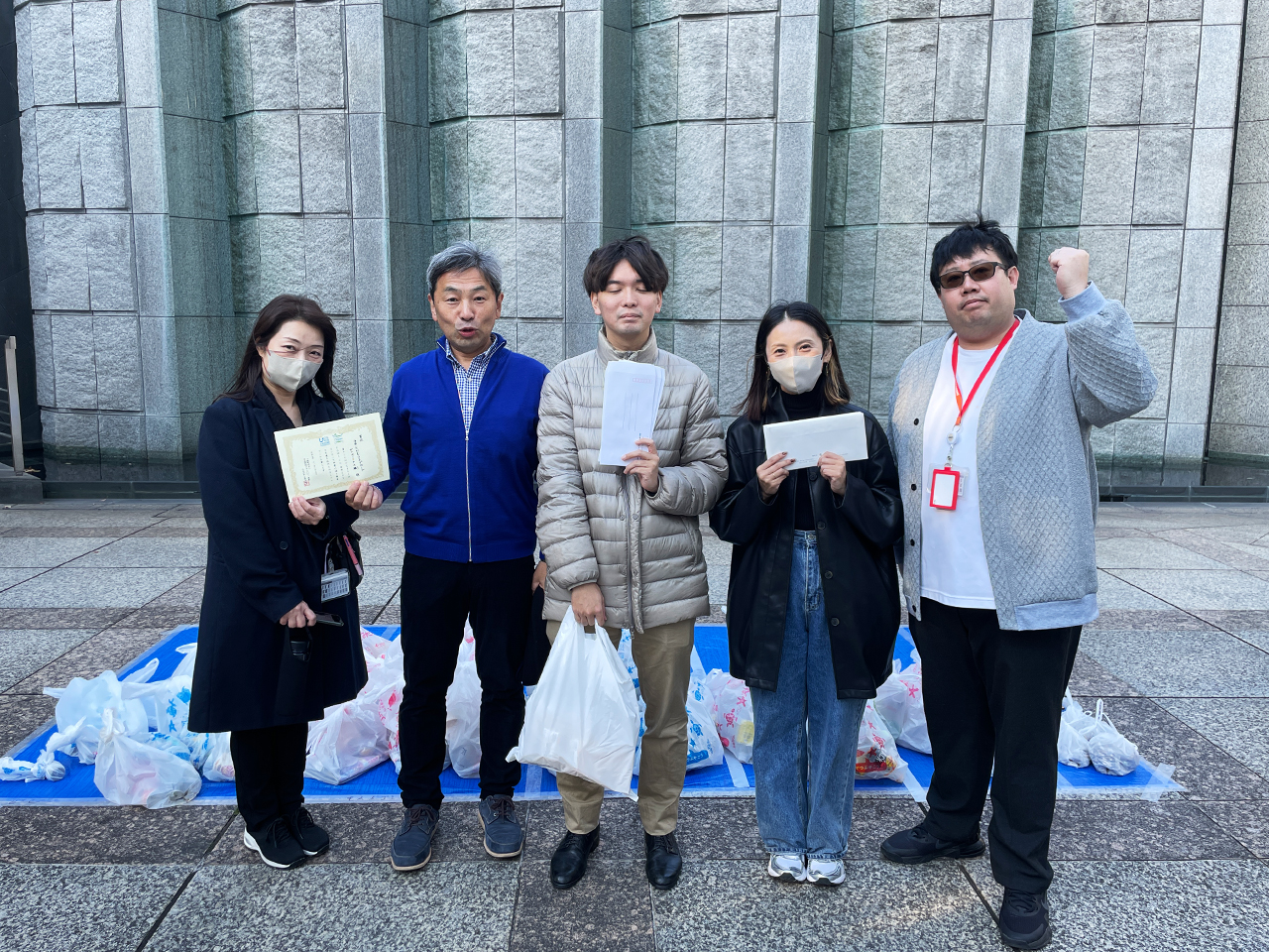 本社周辺の地域清掃活動へ参加しました。